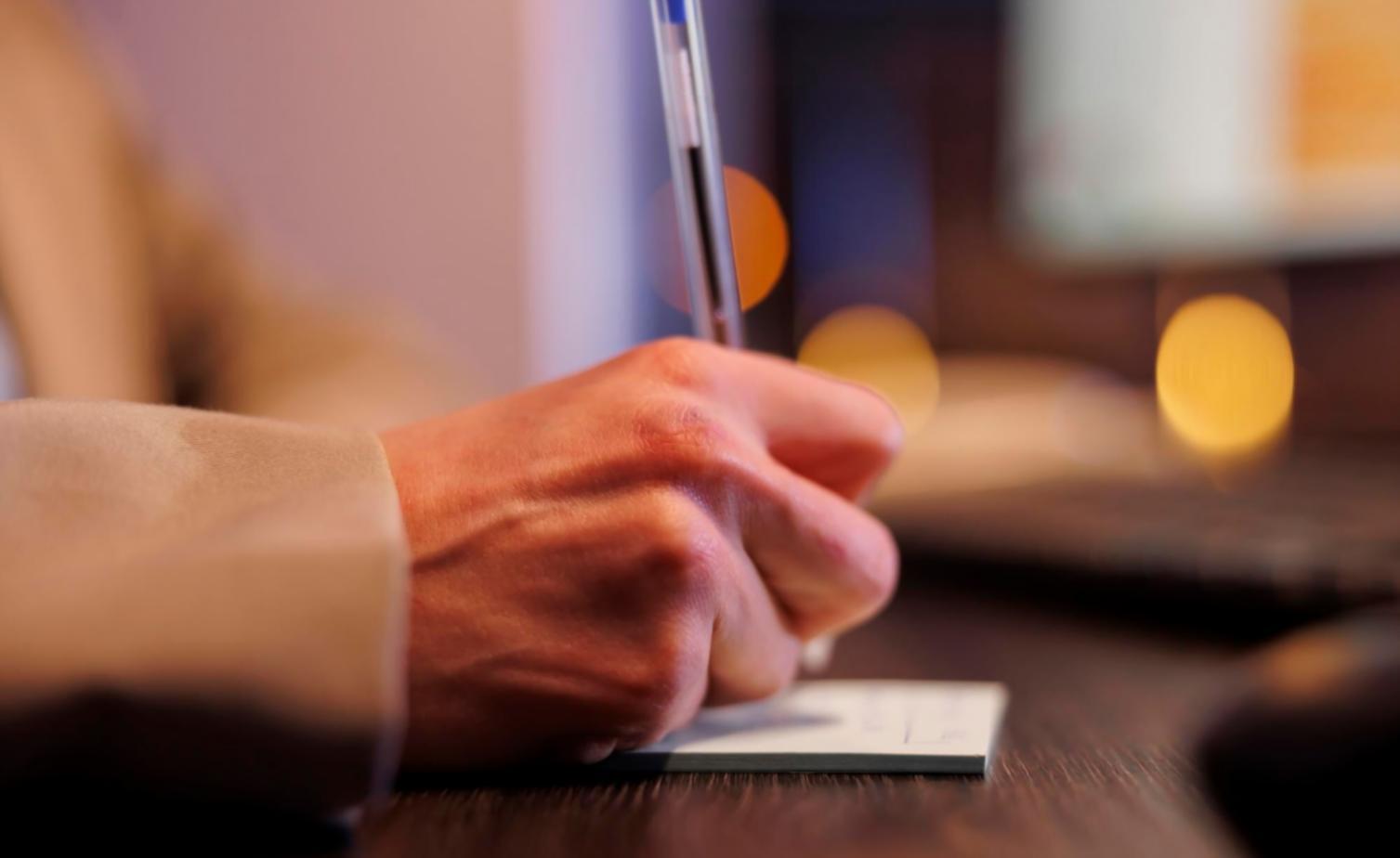 Workshop-Raum mit detaillierten Budget-Analysediagrammen an Whiteboards