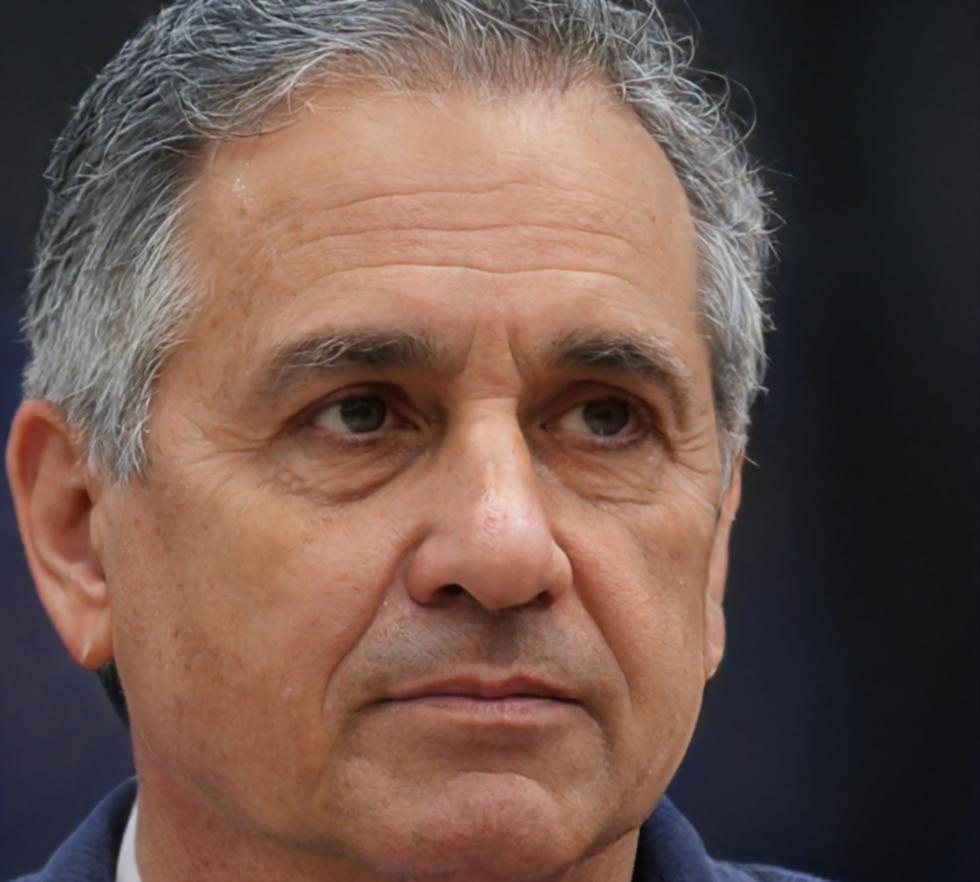 Finanzexperte Lennart Veit bei der Budgetanalyse