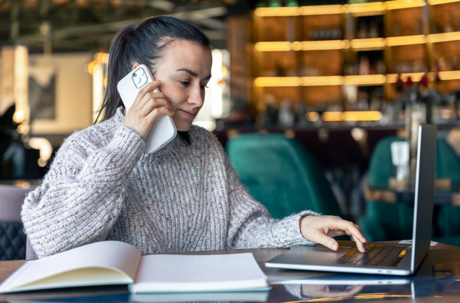 Teilnehmer analysieren Budget-Dokumente während eines praktischen Workshops